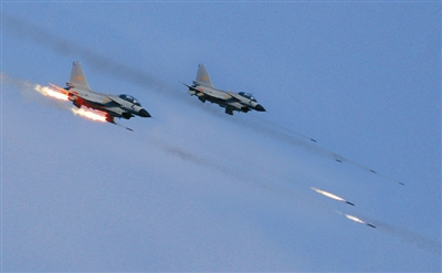 戰(zhàn)機(jī)對(duì)地攻擊。劉應(yīng)華攝