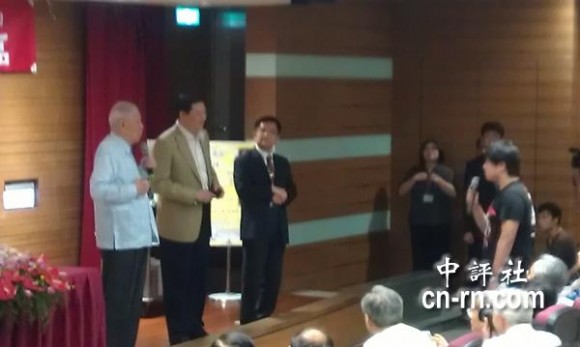 　大陸交換學生針對演講內(nèi)容，頻頻問李登輝，雙方一來一往。(中評社黃文杰攝)