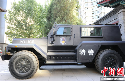 　　國產(chǎn)輕型聯(lián)合越野戰(zhàn)車側(cè)面照。張龍?jiān)茢z