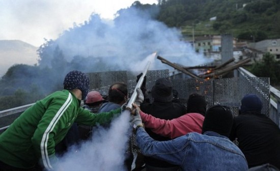 西班牙礦工不滿政府削減津貼 自制火箭彈襲警 西班牙礦工不滿政府削減津貼 自制火箭彈襲警