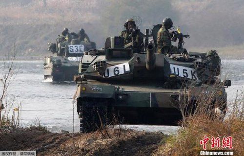 　資料圖：2011年11月2日，韓國軍隊(duì)在首爾東南100公里的驪州進(jìn)行軍事演習(xí)。