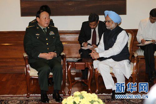 9月4日，在印度首都新德里的總理府，印度總理曼莫漢·辛格（右）會(huì)見(jiàn)中國(guó)國(guó)務(wù)委員兼國(guó)防部長(zhǎng)梁光烈。