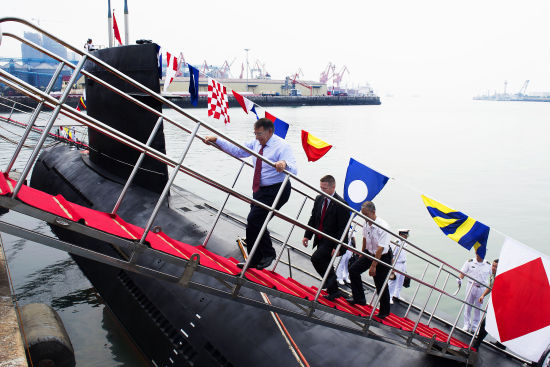 昨天，美國防長帕內(nèi)塔登上一艘中國宋級(jí)潛艇