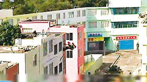 解放軍駐港部隊(duì)從屋頂游繩攻入建筑物。圖片來源：香港《文匯報(bào)》