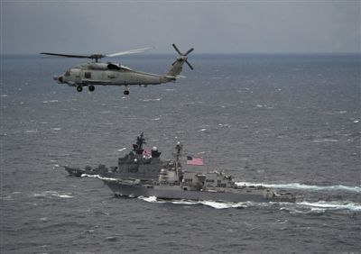 2011年1月10日，美國海軍驅逐艦與日本海上自衛(wèi)隊“鞍馬”號驅逐艦在日本長崎縣附近海域舉行聯(lián)合海上演習。資料圖片