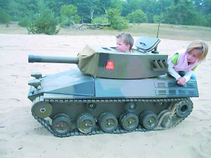 為了讓3歲兒子玩得拉風，荷蘭父親9個月時間造了這輛坦克。