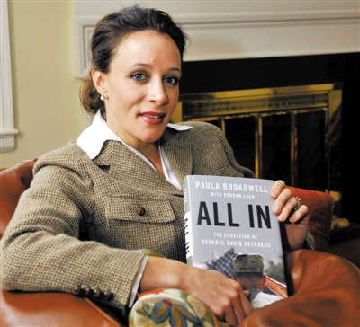 中情局前局長彼得雷烏斯情婦、傳記作家布羅德維爾