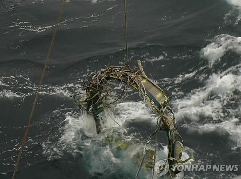 韓國(guó)防部23日表示，于本月21日又打撈了三塊朝鮮遠(yuǎn)程火箭“銀河3”號(hào)的殘骸，打撈地點(diǎn)在之前打撈一級(jí)火箭氧化劑桶附近1-2公里海域內(nèi)。（圖片來(lái)源：韓聯(lián)社）