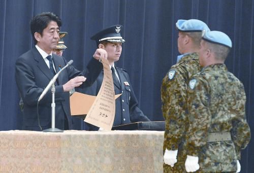 20日，日本首相安倍晉三向回國的戈蘭高地維和自衛(wèi)隊(duì)遞交政府獎(jiǎng)狀。安倍在儀式上稱，近年“日本周邊的安全保障環(huán)境更加嚴(yán)峻”，為此將修改《防衛(wèi)計(jì)劃大綱》，進(jìn)一步加強(qiáng)日美同盟。