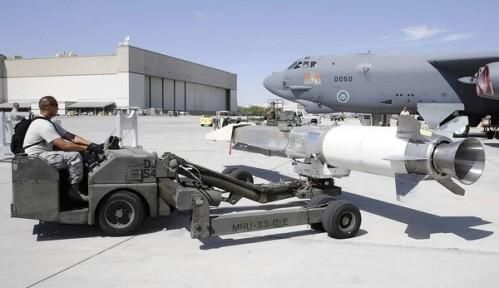 資料圖：美軍嘗試將“X-51 Wave Rider”飛行器掛在一架“B-52”轟炸機(jī)下，發(fā)射升空。