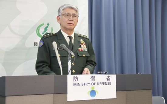 2月21日下午2點(diǎn)，日本陸上自衛(wèi)隊(duì)參謀長君塚榮治在防衛(wèi)省會(huì)見記者