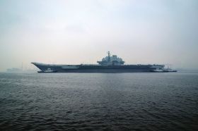 2月26日上午，中國(guó)海軍“遼寧艦”從大連港駛出，這是“遼寧艦”2013年首次出海。圖/CFP