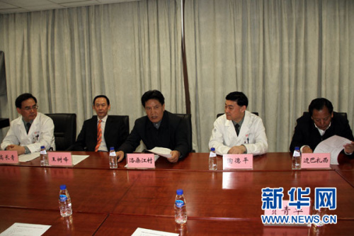 西藏自治區(qū)政府主席洛桑江村(左三)、副主席邊巴扎西(右一)一行來到解放軍總醫(yī)院，向牽頭“慈善援藏”救助活動的解放軍總醫(yī)院醫(yī)護(hù)人員表達(dá)謝意并贈送牌匾。蔡琳琳 攝