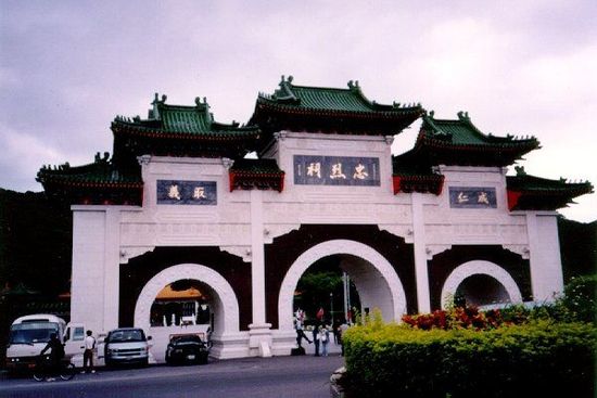 位于臺北的忠烈祠供奉著從孫中山革命，到抗日戰(zhàn)爭，解放戰(zhàn)爭所有陣亡國民黨士兵的靈位。