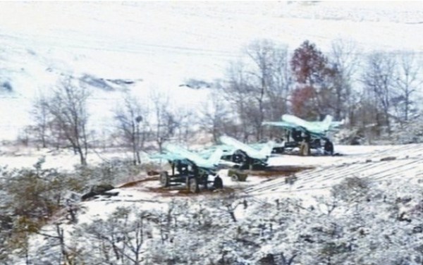 朝鮮公開的照片顯示，在三輛牽引車輛上各自搭載了一架無人機(jī)。