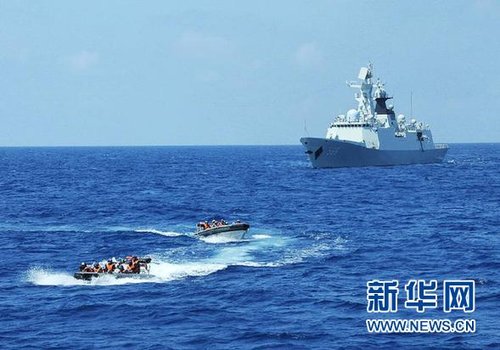 3月28日，十余名臨檢拿捕隊員從玉林艦出發(fā)，乘小艇駛向模擬可疑商船的艦只。
