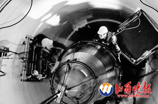 美國空軍人員將一枚“民兵3”型洲際彈道導(dǎo)彈導(dǎo)入制導(dǎo)設(shè)備。