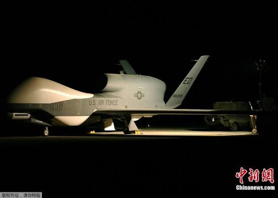 2006年2月17日，美國“全球鷹”RQ-4A無人機在秘密地點飛行。
