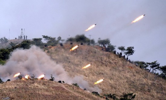 資料圖：朝鮮炮兵在進行火力演習。