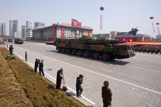 資料圖：朝鮮在閱兵式上展示的遠程彈道導(dǎo)彈
