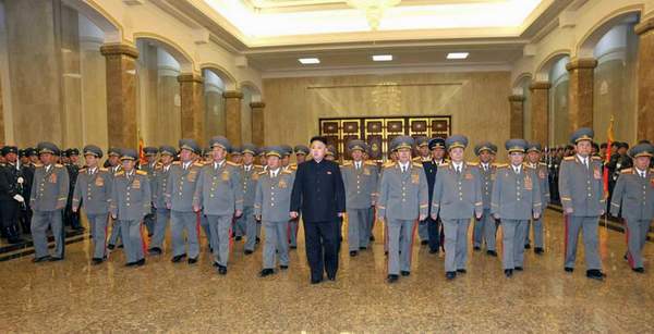 朝鮮最高領(lǐng)導(dǎo)人金正恩于15日零時(shí)率領(lǐng)朝鮮軍方高級(jí)干部參拜了安置金日成和金正日遺體的錦繡山太陽(yáng)宮。
