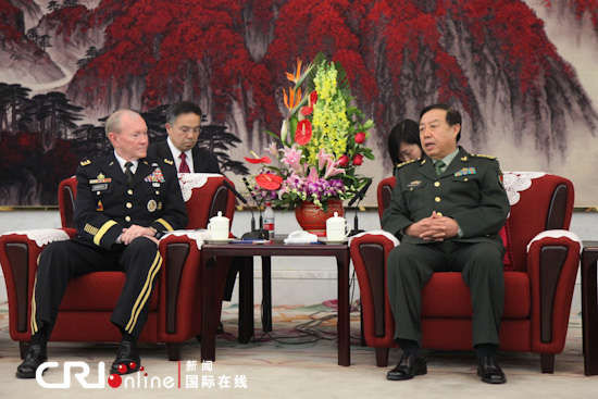 　中央軍委副主席范長龍上將（右）會見美軍參聯(lián)會主席鄧普西上將。