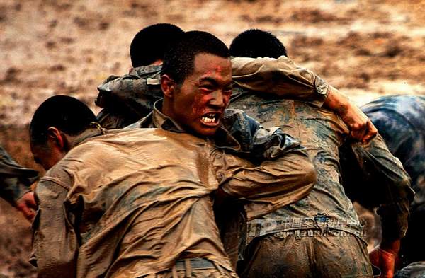 資料圖：濟(jì)南軍區(qū)某部特種兵魔鬼訓(xùn)練。