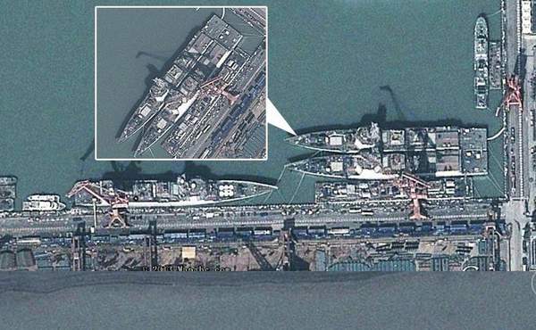 在大型船塢內(nèi)舾裝的兩艘052D導彈驅(qū)逐艦，注意右側(cè)的船塢內(nèi)實際上正在建造第三艘052D導彈驅(qū)逐艦。