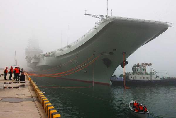 資料圖：遼寧艦停泊軍港。