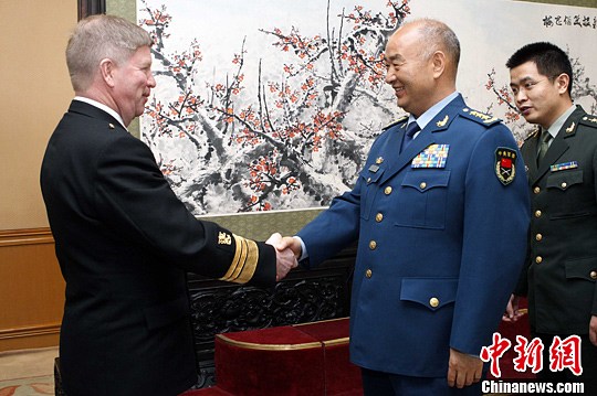 5月6日下午，中共中央軍委副主席許其亮空軍上將，在北京八一大樓會(huì)見來華進(jìn)行正式友好訪問的芬蘭國(guó)防參謀長(zhǎng)蘭尼科海軍中將一行。中新社發(fā) 宋吉河 攝