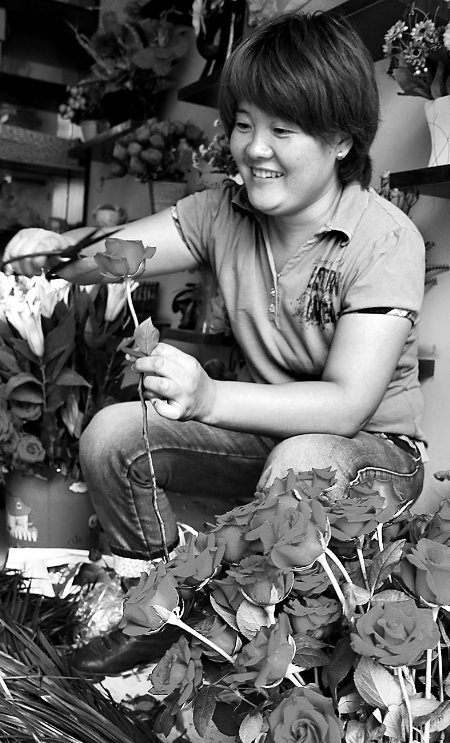 8月21日，內(nèi)黃縣一家鮮花店的工作人員正在包裝鮮花。