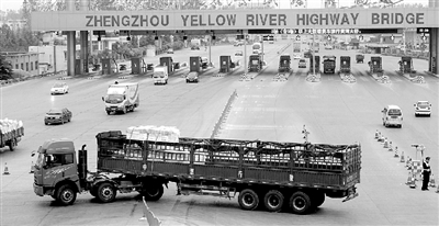 一輛6軸大貨車被路政人員勸阻后，掉頭返回