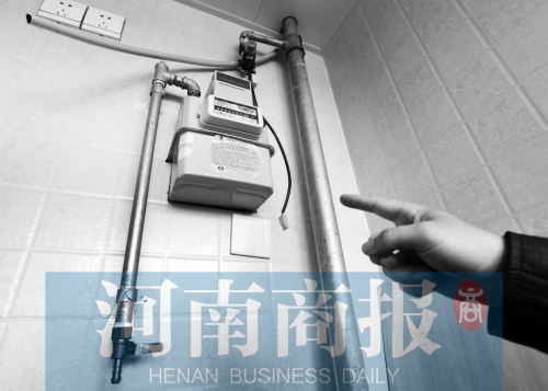 天然氣管裸露，有居民稱(chēng)安裝好的燃?xì)庠罹咭恢遍e置