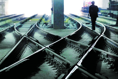 ▲鄭州地鐵1號線醫(yī)學(xué)院站，地下18米縱橫交錯(cuò)的鐵軌伸向遠(yuǎn)方。