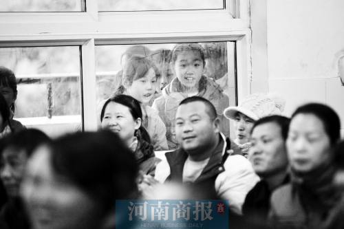 家長課堂上，孩子們趴在窗戶上圍觀