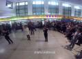 火車站候車大廳紅歌快閃迎國慶！百人互動，震撼現(xiàn)場嗨翻天！