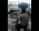 開掛民族騎車頭頂煤氣罐，原地?？?腳不離車 飄逸