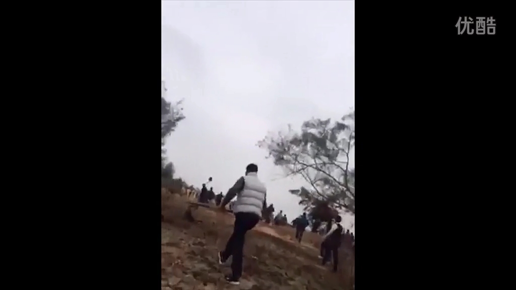 廣東退休官員修墓被指破壞鄰居祖墳風(fēng)水，雙方百人火拼現(xiàn)槍聲