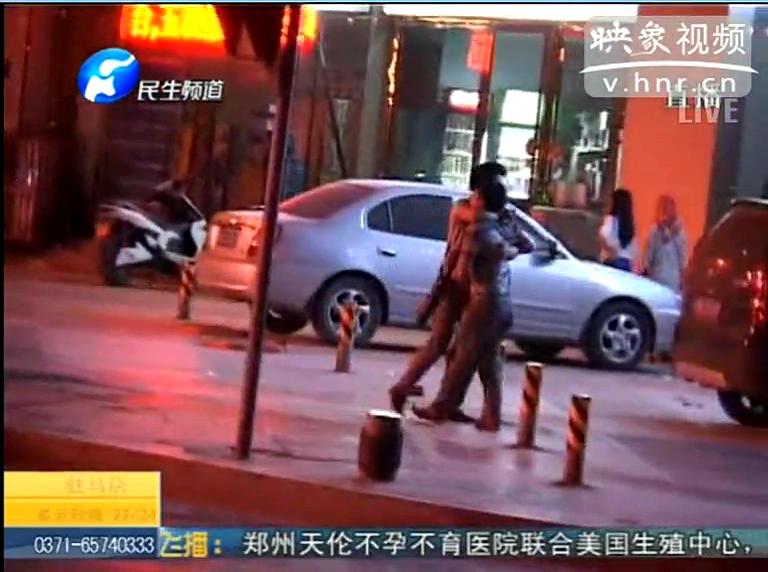 實拍紫荊山仨醉鬼當(dāng)街跳探戈