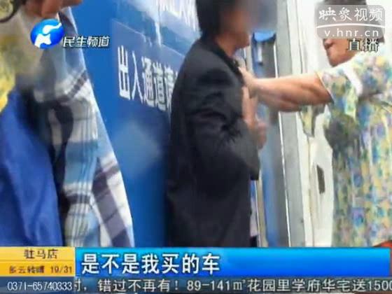 夫妻車(chē)?；▓@路中央 棄車(chē)去打架