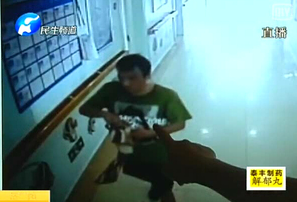 這個賊 誰都想扇他！