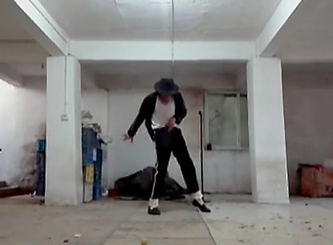 農民工也愛邁克杰克遜！地下室模仿MJ經典舞步