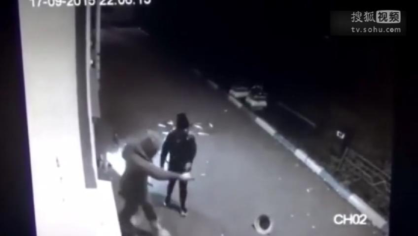 男子深夜扮喪尸嚇唬路人被KO 遭對(duì)方拔槍怒射