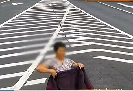 兒子高速倒車(chē) 母親遮擋監(jiān)控讓