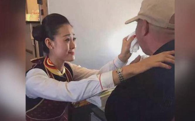 贊！空姐跪地喂河南老人吃飯