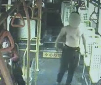 上車光膀子 這是要干啥？