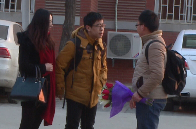 美女請你假裝其男友拒絕追求者，你會怎么辦？