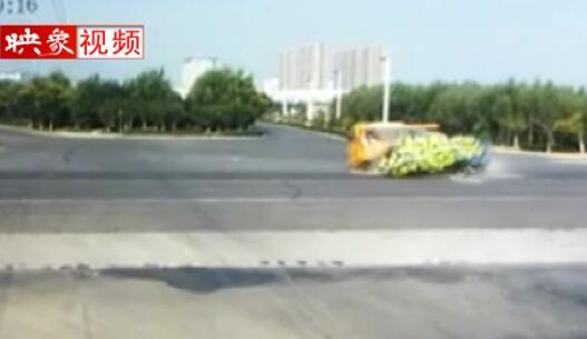 實(shí)拍商丘睢縣一輛幼兒園校車與貨車相撞 現(xiàn)場一片狼藉