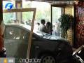 轎車沖入會所 倒車驚險(xiǎn)一幕