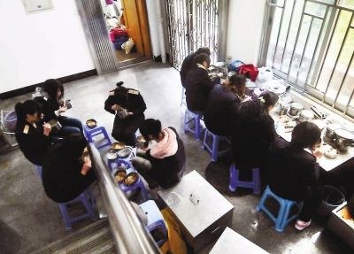 短短半個小時就餐休息時間，售票員們把椅子當(dāng)餐桌，擠在不到20平方米的地方吃飯
